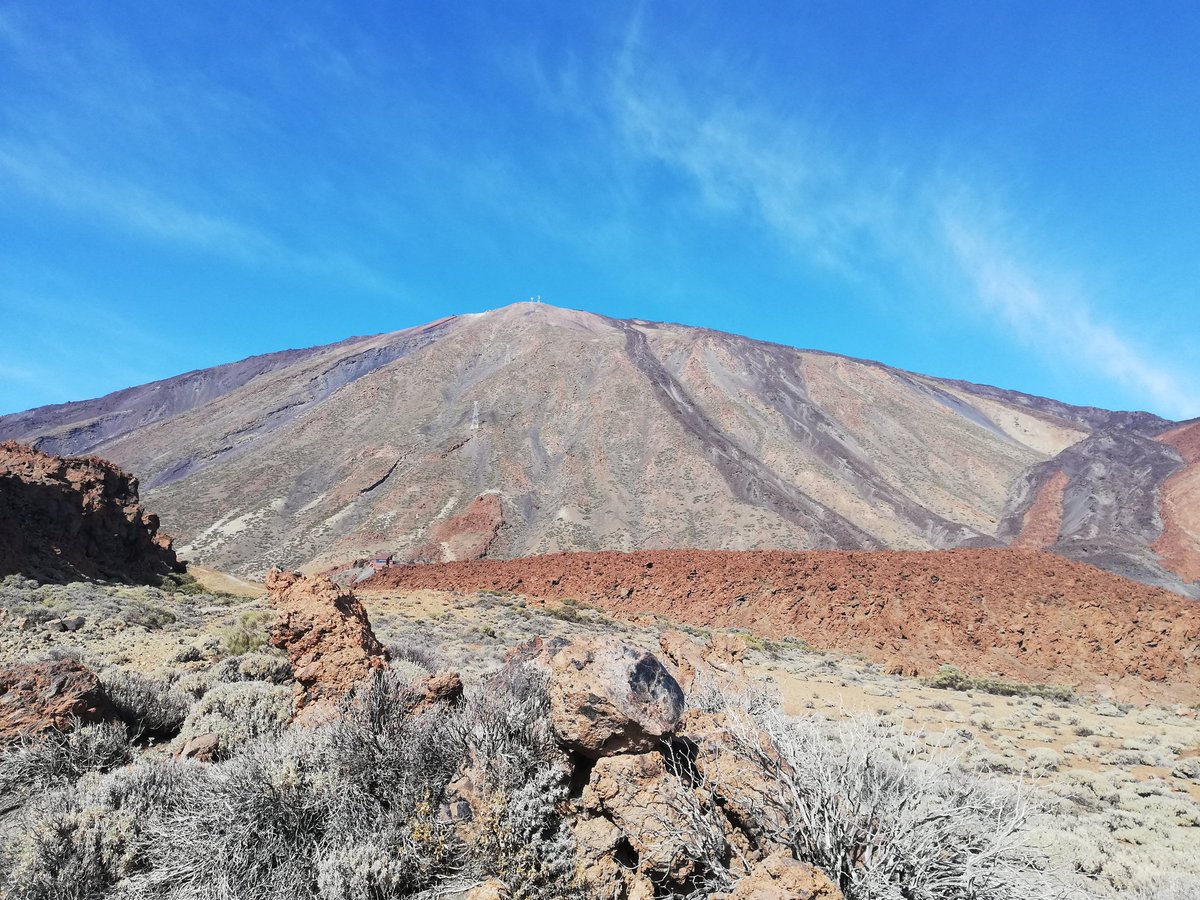metroramas's tweet photo. Montaña del #Teide, #Tenerife. #Fotografía sacada desde su base. Con 3.718 m es el pico más alto de #España. https://t.co/ABpHlzcU5E