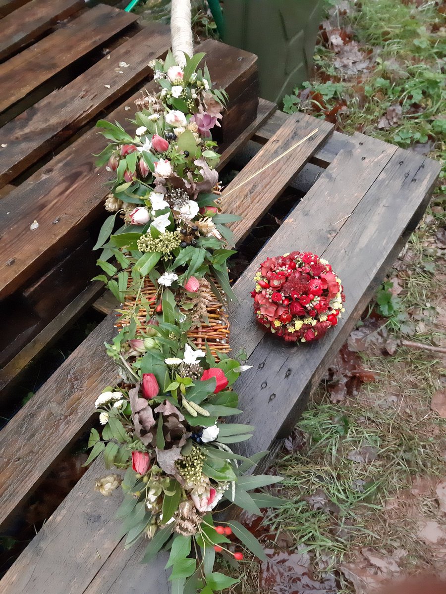 Labour of love to create this woven cricket bat as a floral tribute for a Worcestershire man who loved his #cricket . Best of all #nofloralfoam and all #britishflowers.  The relatives will be keeping this cricket bat for Remembrance #naturalfunerals #WorcestershireHour