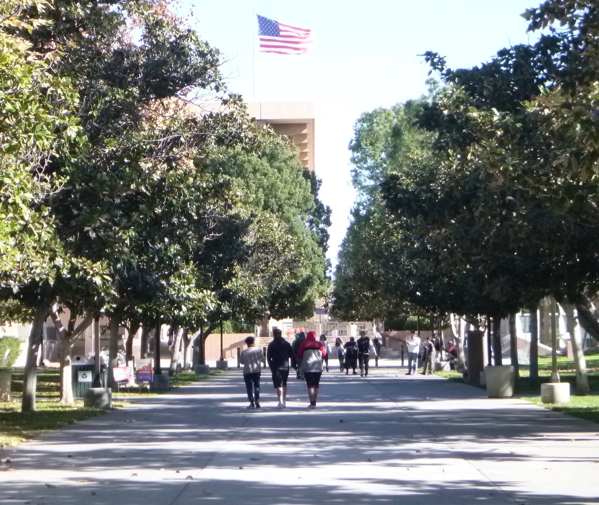 csun_tseng's tweet photo. Students and visitors brave the windy weather to spend a Sunday afternoon at CSUN. With final exams happening through Tuesday, students have tests on their minds. #CSUNCrunchTime https://t.co/wfrra0kKfM
