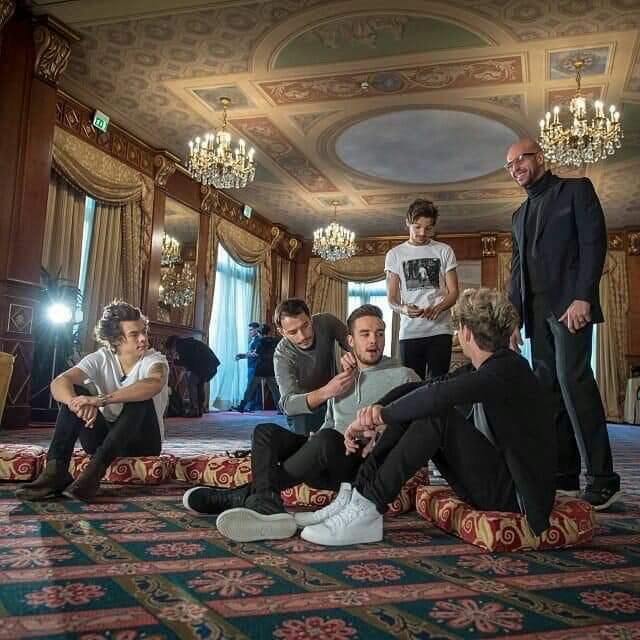 taehkthv's tweet photo. Attention please!
️WE HAVE 23H TO WIN AND WE WILL!
REMEMBER TO USE #1DWins10s AND WRITE SOMETHING.
REPLY TO THIS WITH THE # AND WRITE: ONE DIRECTION WILL WIN LETS DO THIS GUYS! DONT LET IT FLOP THIS IS FOR OUR BOYBAND AND EVERYTHING THEY'VE DONE FOR US.
#1DWins10 https://t.co/7pMxN4p02G