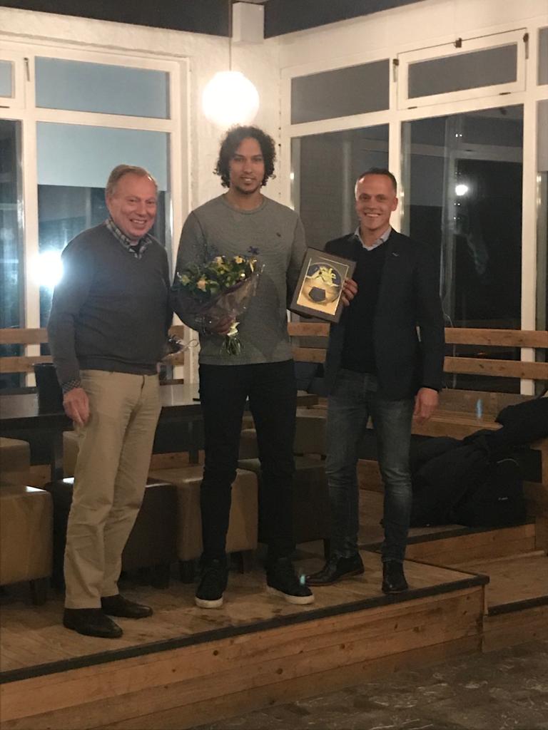 AFC34's tweet photo. Speler van het Jaar 2019: Brian-Paul Tesselaar! De 29-jarige verdediger, die ook als aanvaller zijn mannetje staat, ontving uit handen van het bestuur de bloemen en een kado. Tesselaar speelde vandaag zijn 148e duel (7e seizoen) in het eerste team. Gefeliciteerd, BP ! 💪⚽️👏 https://t.co/mSBD0Jvwee