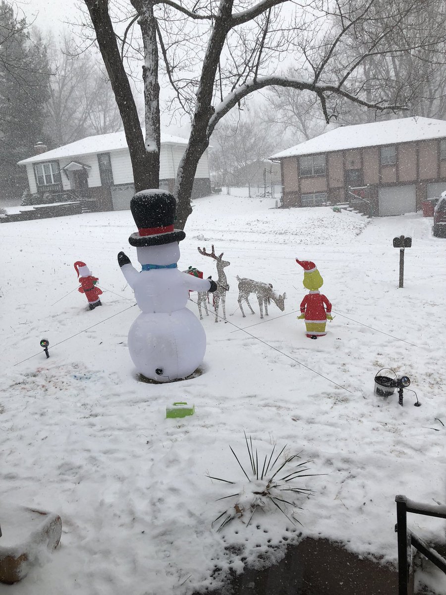 Coachcalexander's tweet photo. For you guys wondering if it snowed here, yes it snows here. 3-6in between now and end of the day Monday. Shoveling not fun...#mybackhurts #startingafire https://t.co/CAzUSHZgBg