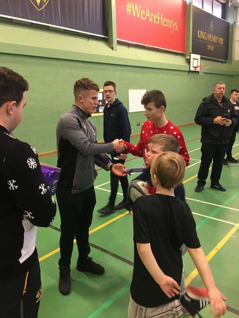 WaspsCommunity's tweet photo. Great way to end another amazing year of #PlayingAdvantage - supported by @dssmithgroup - as part of the #12DaysOfWaspsmas joined by @WaspsRugby stars @Searly10 + Michael Le Bourgeois - who took part and handed out some Christmas treats #WeAreWasps https://t.co/ZVLqvnK0mj