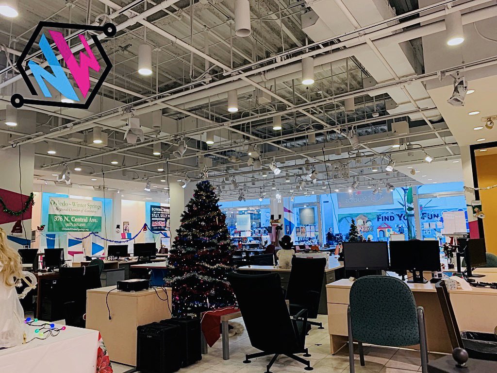Christmas coworking in a mall!
Check out the future of malls starting in Oviedo Florida! <a href="/AndrewYang/">Andrew Yang🧢⬆️🇺🇸</a> <a href="/NeowareStudios/">Neoware Studios</a>