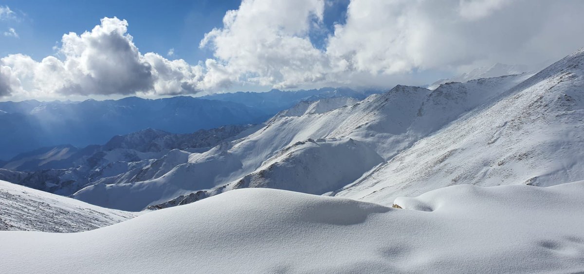 NusrahCassiem's tweet photo. #NightJournal "A perfect day is always in sight" Picture of mountain ranges of Khardung la, Ladakh, India. Altitude 17982 feet above see level. Photographer @wdkapp @ProudlySA @SATourismOnline @S_A_Tourism @NathiMthethwaSA https://t.co/dFttAgIqjS