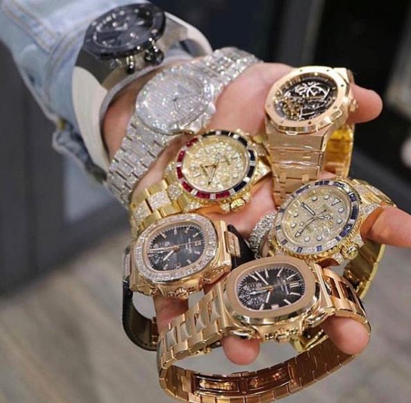 EpicureansWatch's tweet photo. A million dollar hand by @trottersjewellers🤩

Which one is your favourite?

#audemarspiguet #tourbillon #concepttourbillon #5980 #rolexyachtmaster #yachtmaster #watchcollection #skeleton #watchaddict #royaloak #watchcollector #diamondwatch #icedout #watchlover #wristwatches https://t.co/slngk6vA55