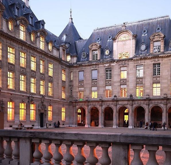 BestUniversitiz's tweet photo. Sorbonne University - La cour d'honneur illuminée.
Crédit photo : Vincent Bourdon
#sorbonne #university #universite #paris #lights @lettres_sorbonne #student #sorbonne #students #campuslife #studentlife #studentsdome https://t.co/9fBeSemVQc