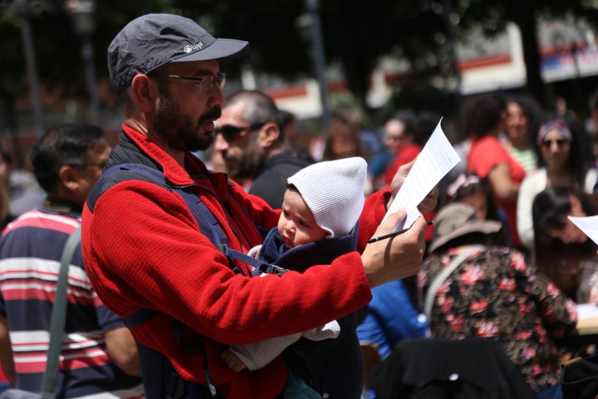 DecideValdivia's tweet photo. No damos de alegría! A las 14 horas ya van + d 7 mil votos emitidos, porque no nos quedaremos en silencio, y x un futuro mejor para tod@s hoy salimos junt@s a votar! Desde todos los rincones decimos fuerte #valdiviadecide.Aún quedan un par d horas, no t quedes fuera! #valdiviacl https://t.co/0soq98SiO1