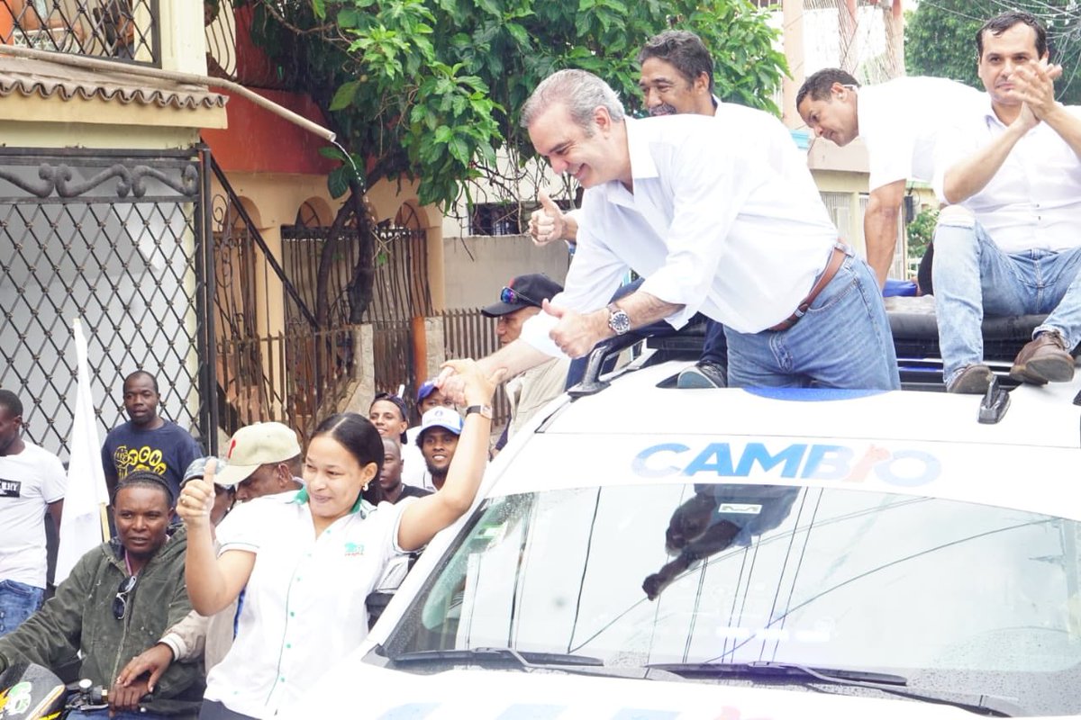 luisabinader's tweet photo. ¡La Romana también es territorio del Cambio! Bajo la lluvia, contundente apoyo a nuestros candidatos municipales, Javier Ramírez, por Caleta, a José Ignacio “El Artístico” por el municipio cabecera y a Iván Silva a Senador de esta provincia.¡Ahora rumbo a la #CaravanaDelCambioDN! https://t.co/IbkWBz9SqN