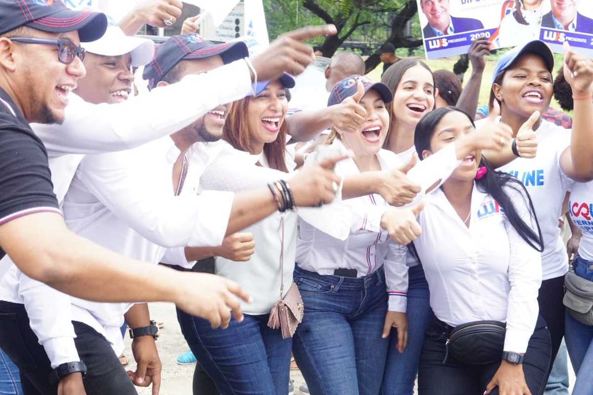 luisabinader's tweet photo. ¡La Romana también es territorio del Cambio! Bajo la lluvia, contundente apoyo a nuestros candidatos municipales, Javier Ramírez, por Caleta, a José Ignacio “El Artístico” por el municipio cabecera y a Iván Silva a Senador de esta provincia.¡Ahora rumbo a la #CaravanaDelCambioDN! https://t.co/IbkWBz9SqN