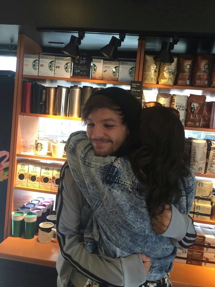 LoveIsEqual_TS's tweet photo. Imaginen lo bonito que sería abrazar  a Louis, tenerlo cerquita y sentir su cabellito y su carita.
El dolor es real. 
#1DWins10s https://t.co/CEqkMRnyDv