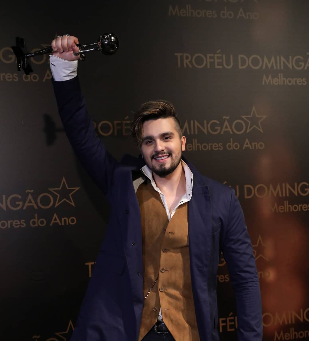 trofeudomingao's tweet photo. @chaysuede @gableone @RainerCadete @gio_antonelli @paolla @CamilaPitanga @JpRufinoOficial @MelMaia @Joaobravoofc @Anitta @ivetesangalo @ZNC_Oficial @luansantana @pabllovittar @Ludmilla Melhor Cantor (#MelhoresdoAno - #TrofeuDomingão)

[2018] Luan Santana
[2017] Luan Santana
[2016] Luan Santana
[2015] Luan Santana

*🏆 Recordista: Luan Santana com 8 troféus! https://t.co/KPPkTA5TGh