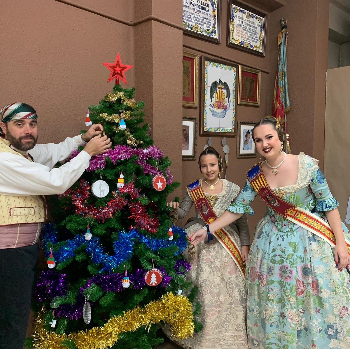 FallaFontanars's tweet image. Finalizada la decoración navideña de nuestros representantes, en esta navidad fallera tan especial para ellos. Bon Nadal!!!!
