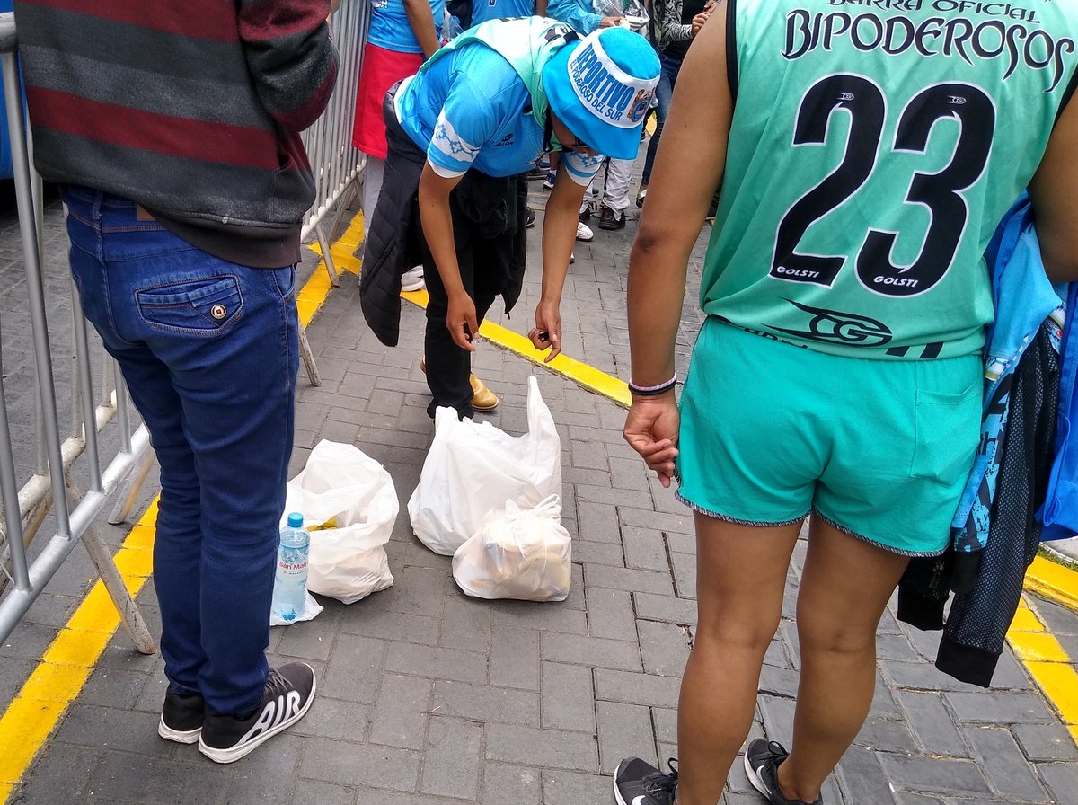 Muy organizados, llevaron una merienda y bolsas para botar los desperdicios, todo muy ordenado
El presidente de la barra dijo: "Nosotros  a la ciudad que venimos la respetamos, tenemos que dejarla como la encontramos" 
Aplausos para estos hinchas ❤️👏💪🙌⚽