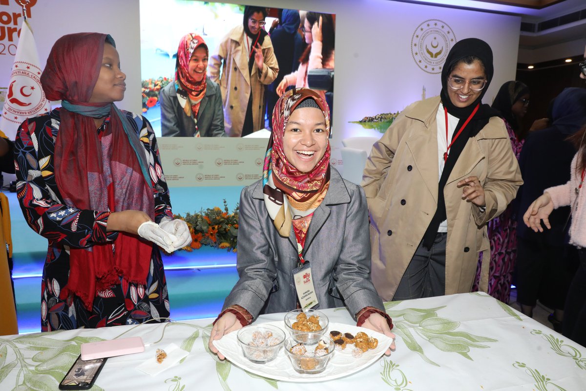 ally4future's tweet photo. Participants enjoy with the culinary workshop by Hatice Özdemir Tülün. #ally4future2019 @ksgm_acshb @ailevecalisma #workshop https://t.co/NwGL9pSWXf