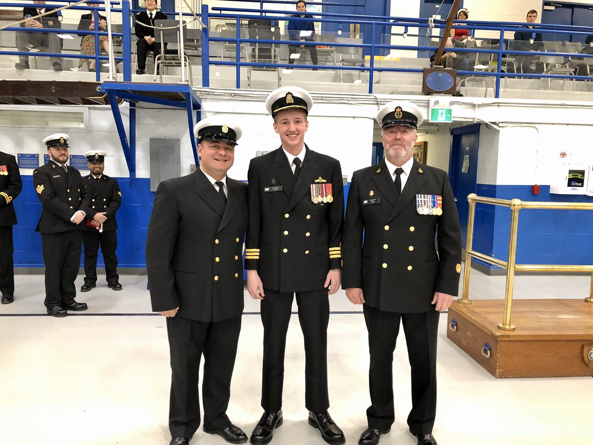 HMCS_NCSM_YORK's tweet photo. Keeping up with holiday traditions, @CO_HMCSYork traded tunics with the youngest member of Ship's Company, OS Lord during our annual Christmas Dinner! ๐งฅ๐ https://t.co/JFN1ZlK7vw