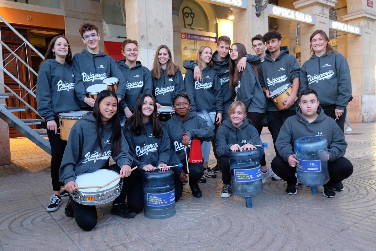 e_puigcerver's tweet photo. La batucada solidària per @la_marato ha estat tot un èxit! Els i les alumnes de l'optativa de 4t ESO ho han donat tot i han fet ballar la plaça Prim de valent!

Amb tu👉, guanyarem👍, truca🤙! #LaMaratoTV3 https://t.co/u1R6htPZbJ
