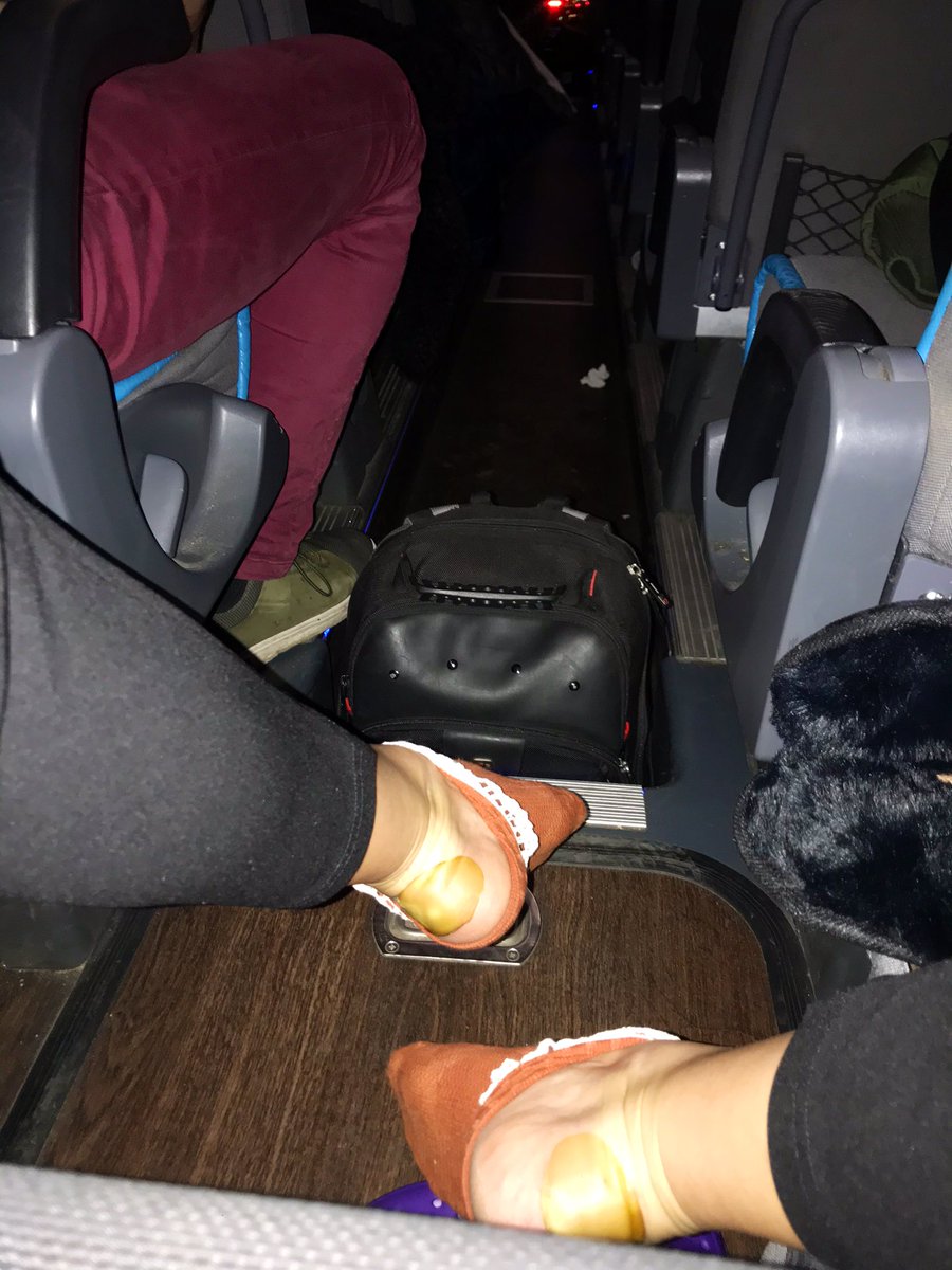 Eloditbeveg's tweet photo. Les pieds détruits en sang... quelques petites courbatures aux épaules... mon corps a plus souffert par la marche que par la pole 🤣 ... je suis sur le retour et bus à l’heure 😁✌🏻 #weekenddefolie #ontheroadagain https://t.co/rK1W8hLZXO
