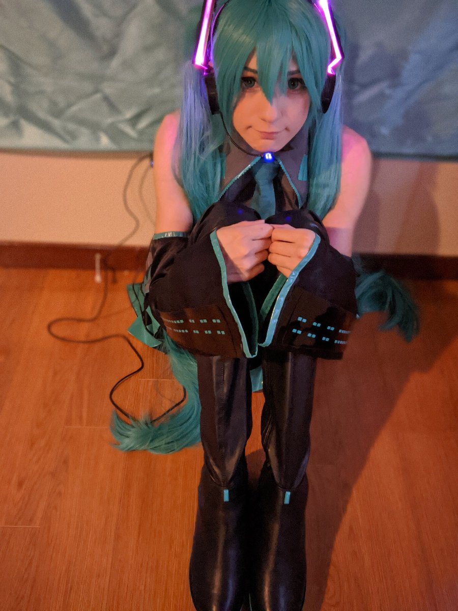 Here's some charging Miku 💓 im Happy with how these turned out I hope you enjoy 
#HatsuneMiku #hatsunemikucosplay #cosplay #cosplayer #modeling #singing #dancing #preforming