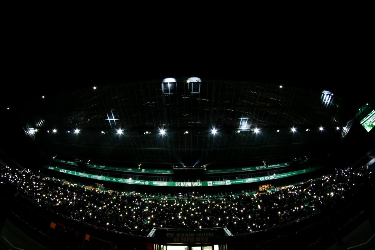 skrapid's tweet image. Put your lights on! #SCRxmas #WeihnachtenimStadion #SCR2019 - (c) @Red_Ring_Shots