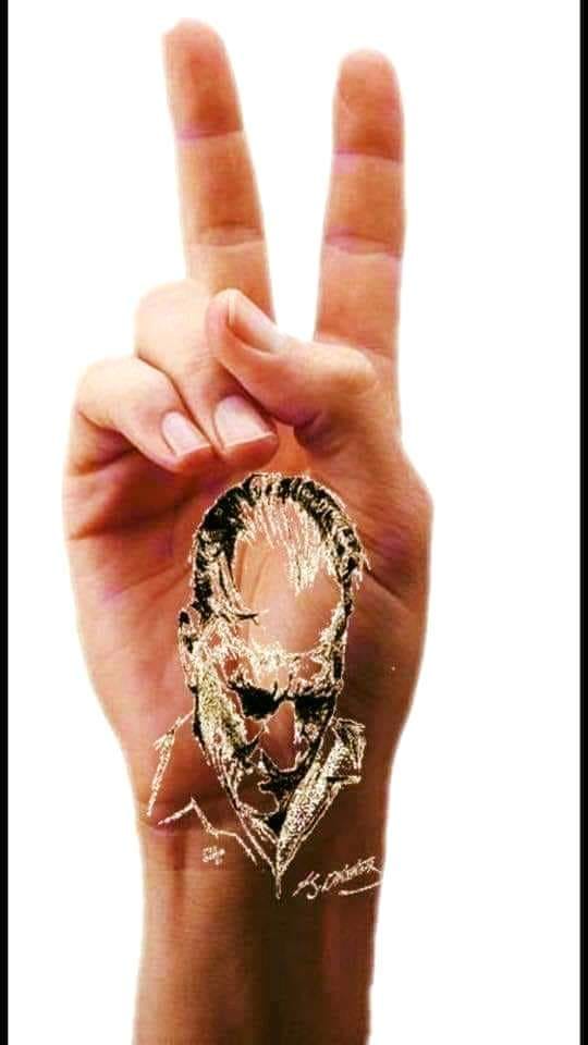 бумага жест. камень бумага на белом фоне жест. реасе жест. встряхивание рук. открытая ладонь.