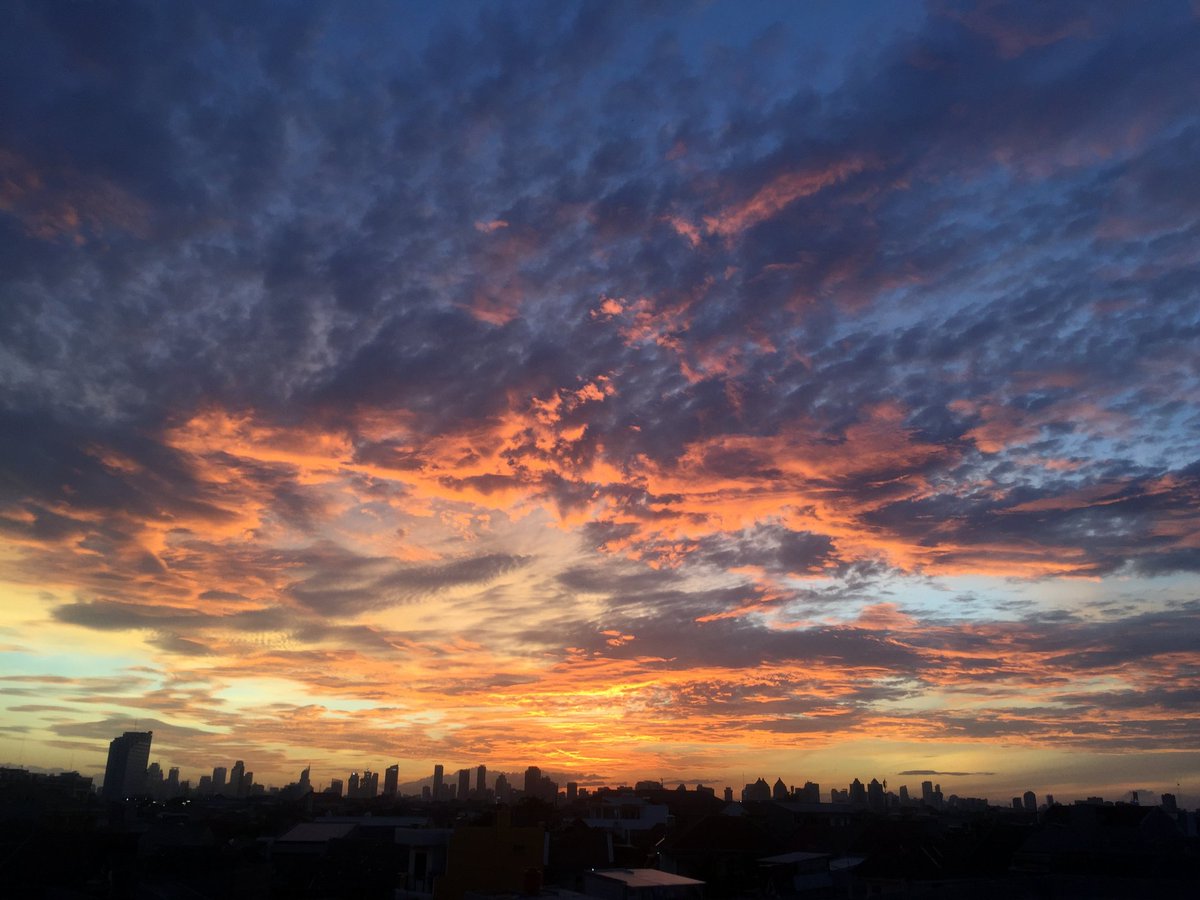 angger_pras's tweet photo. @pendakibudiman Senja diatap keangkuhan ibukota. #Senja #Jakarta https://t.co/mn421fRjuB