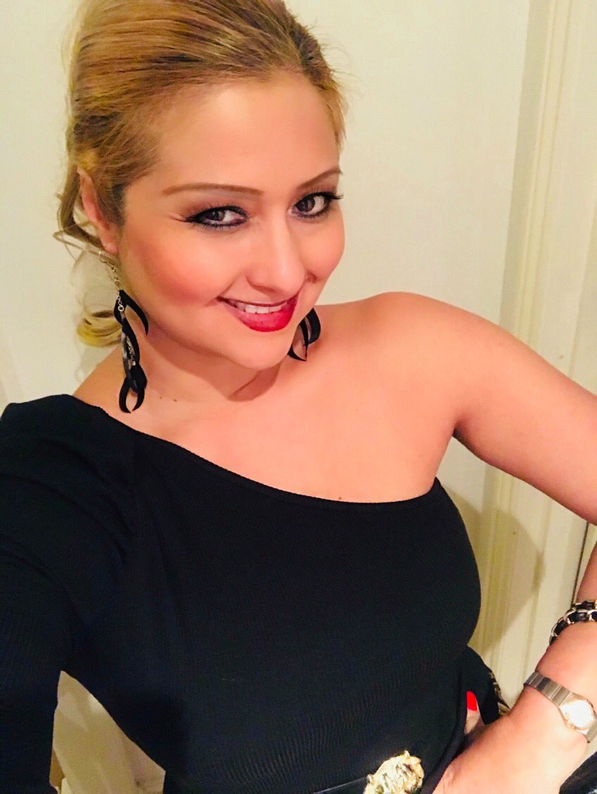 slallu1's tweet photo. Feeling good... feeling chic ..💋.
.
.
.
.
.
.
#christmasparty #chiclady #GoldenGlobes #SundayMotivation #sundayvibes #Smile #dentist https://t.co/fr6A5pwo0M