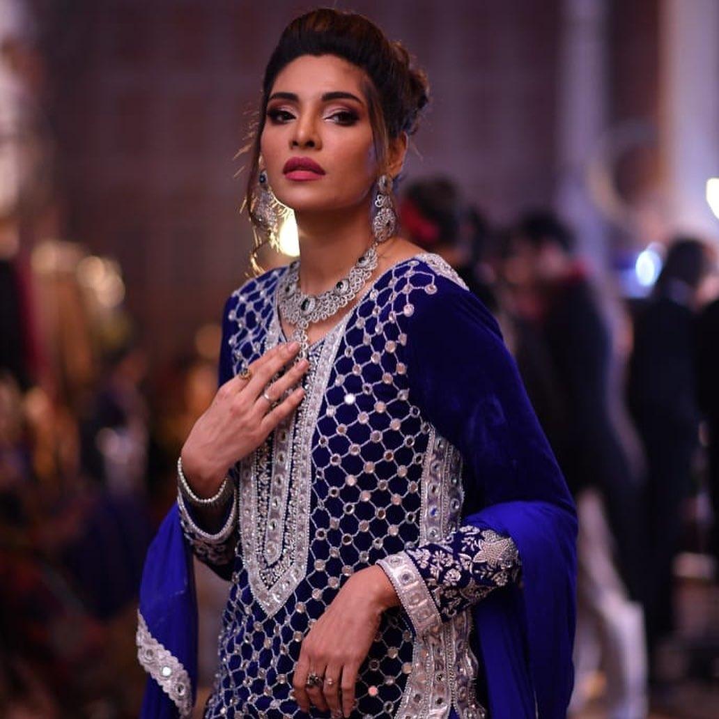 MediaSpringPk's tweet photo. Absolutely regal.
@Xxhalay at the"Sidra Ehsan Talpur" Solo Show in Hyderabad
#setstudio #SidraEhsanTalpur #LegacyOfTalpur https://t.co/ffWuY2zp3P