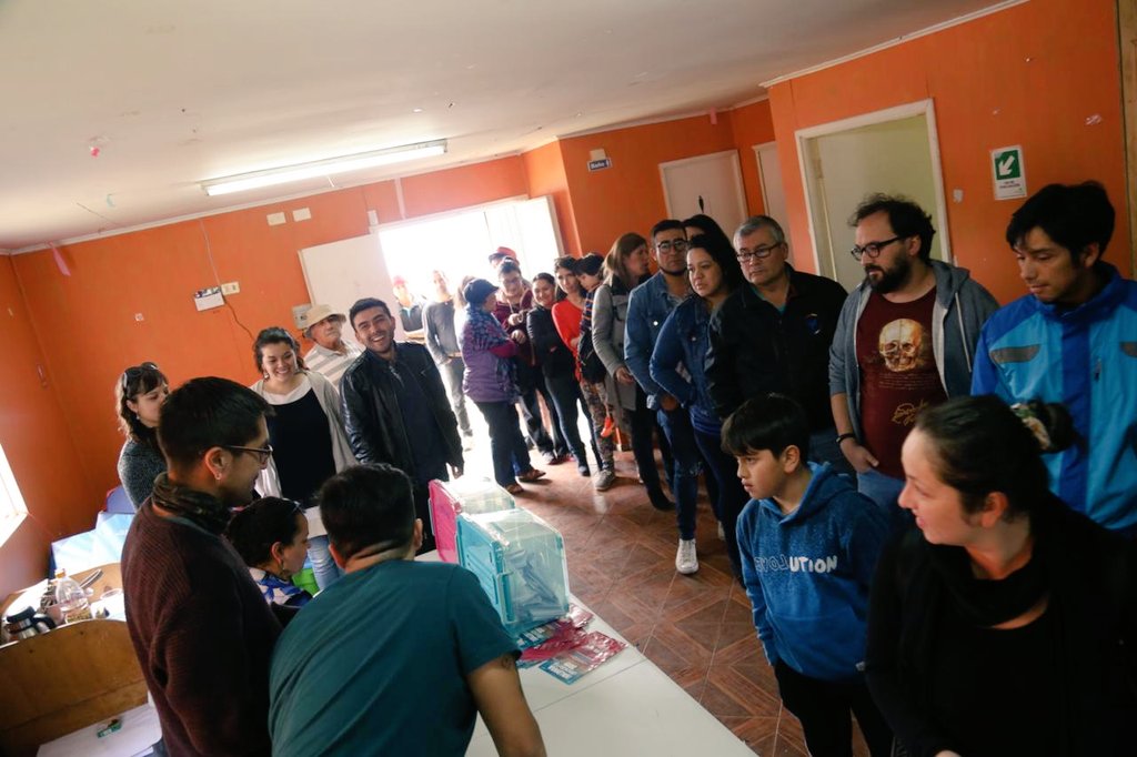 DecideValdivia's tweet photo. Y desde Guacamayo nos llegan estas imágenes del entusiasmo y alegría con la q vecin@s se suman a esta votación histórica y autoconvocada. #ValdiviaDecide. Recuerda quedan menos de 2 horas para culminar este bello proceso democrático y participativo #valdiviacl #consultaciudadana https://t.co/x0bIS1tPQW