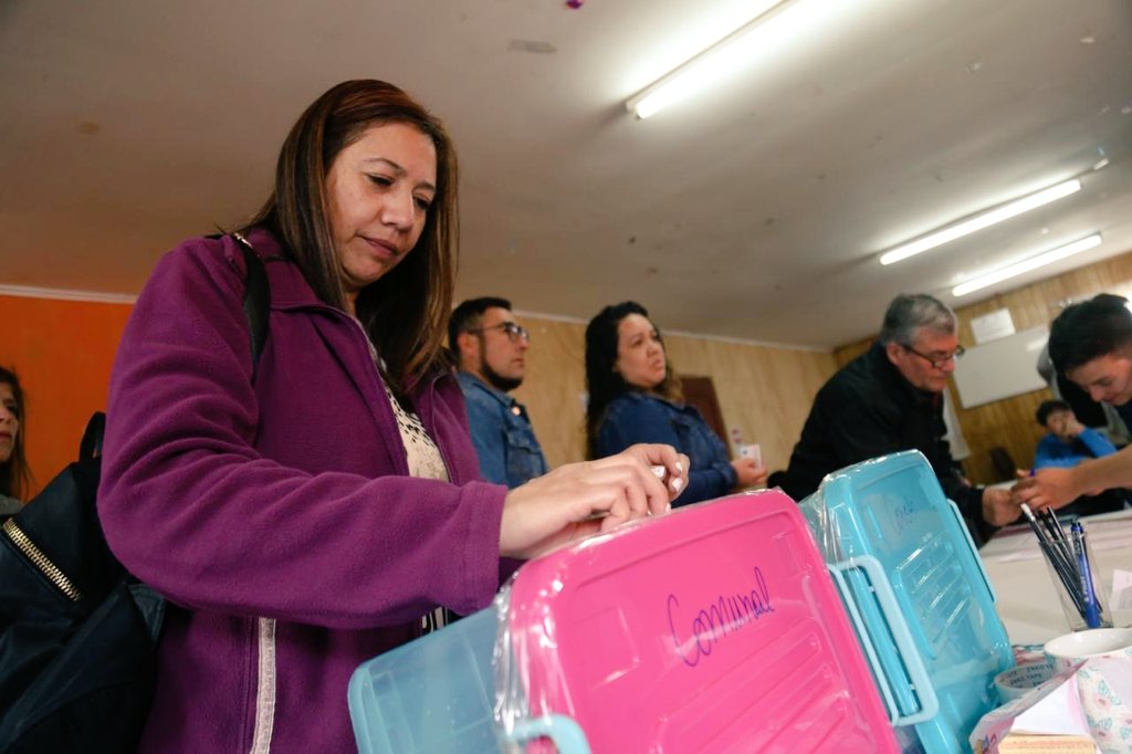 DecideValdivia's tweet photo. Y desde Guacamayo nos llegan estas imágenes del entusiasmo y alegría con la q vecin@s se suman a esta votación histórica y autoconvocada. #ValdiviaDecide. Recuerda quedan menos de 2 horas para culminar este bello proceso democrático y participativo #valdiviacl #consultaciudadana https://t.co/x0bIS1tPQW