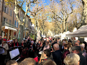 ProvenceLiving's tweet photo. Christmas market in Cotignac today -lots more photos at: https://t.co/QYuTqvTBuS https://t.co/X4jbZf3HG5