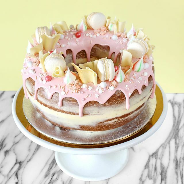 Q: What do you get when you cross a doughnut and Georgia’s Cakes?
A: THIS BABY 🙌🏼
Bet you ain’t never seen a doughnut like THIS before! 😜
This week I’m going to be treating you with a bonus tutorial on how to create this giant doughnut cake.
Raspberr… ift.tt/2YRsPTo