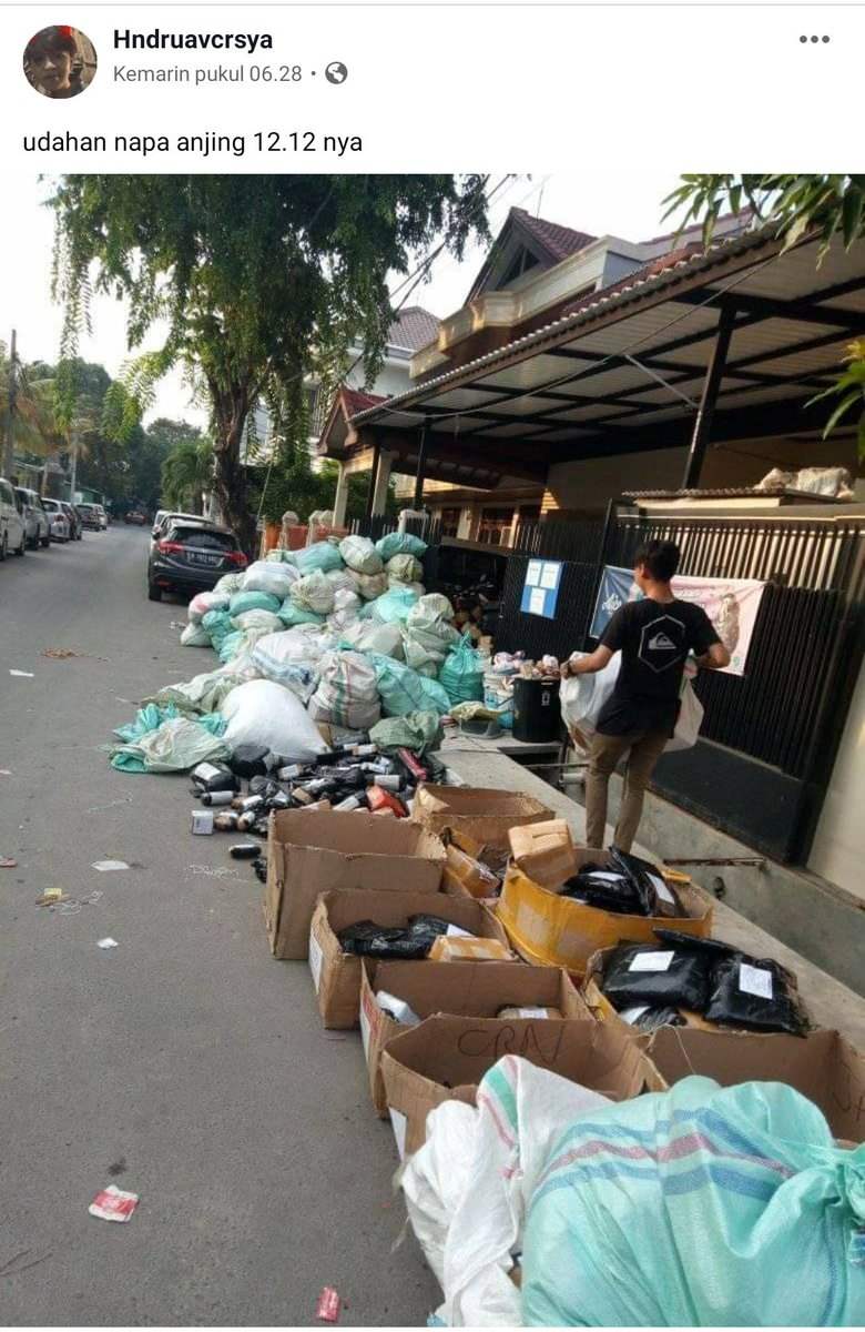 PenjahatGunung's tweet photo. Dibalik pesta HARBOLNAS 12.12
Ada kang packing dan kang sortir yang menderita
😂😂😂😂 https://t.co/JZ09BRZqlw