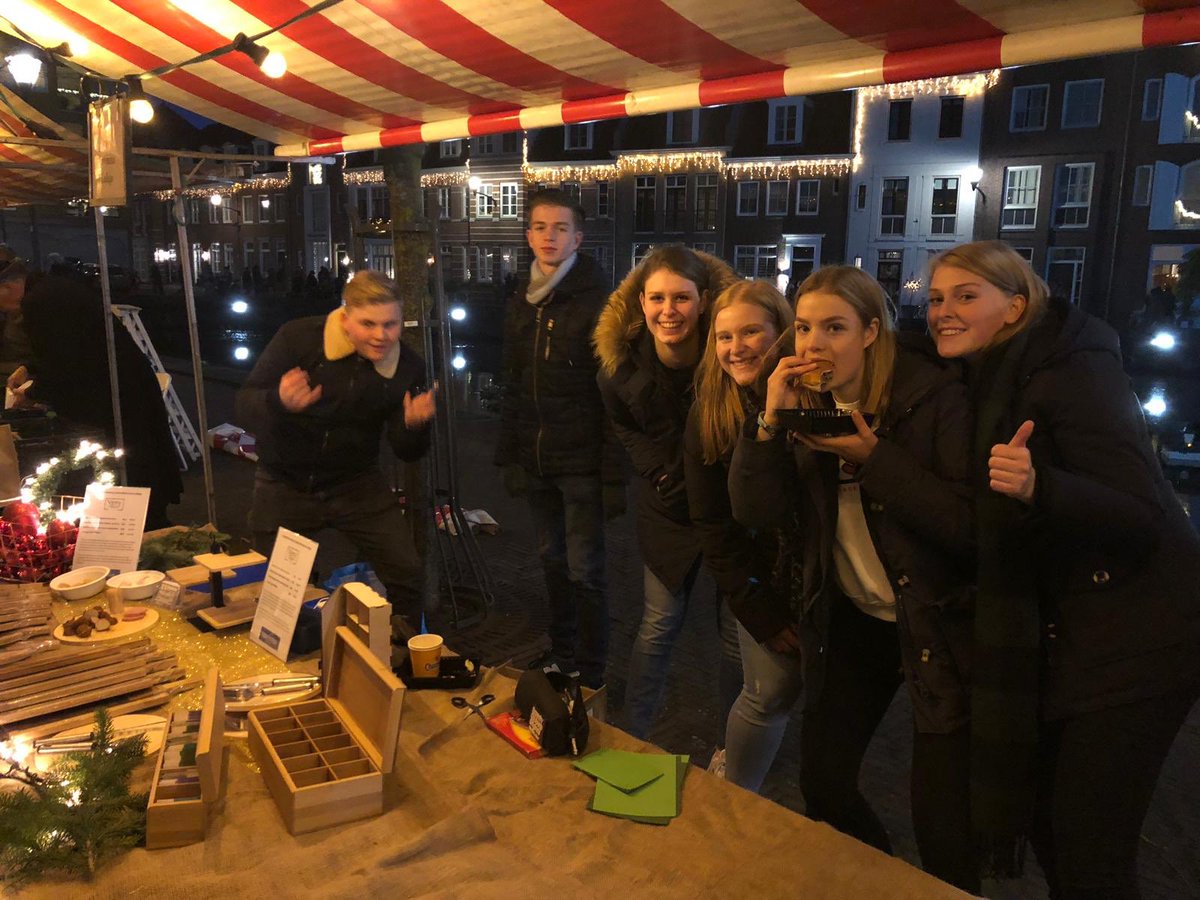 CarolusHelmond's tweet photo. Wat een mooie zondag! Vandaag was ons koor weer present bij het #Dickensfestival in #Brandevoort, waarbij ook onze jeugdondernemingen van het #IBC vertegenwoordigd waren. #bijnakerst #dickens #sfeer #muziek https://t.co/yPN6zQ9yB1