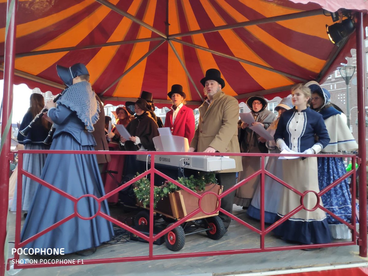 CarolusHelmond's tweet photo. Wat een mooie zondag! Vandaag was ons koor weer present bij het #Dickensfestival in #Brandevoort, waarbij ook onze jeugdondernemingen van het #IBC vertegenwoordigd waren. #bijnakerst #dickens #sfeer #muziek https://t.co/yPN6zQ9yB1