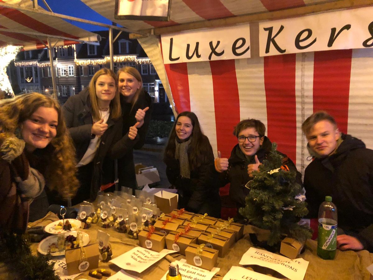CarolusHelmond's tweet photo. Wat een mooie zondag! Vandaag was ons koor weer present bij het #Dickensfestival in #Brandevoort, waarbij ook onze jeugdondernemingen van het #IBC vertegenwoordigd waren. #bijnakerst #dickens #sfeer #muziek https://t.co/yPN6zQ9yB1