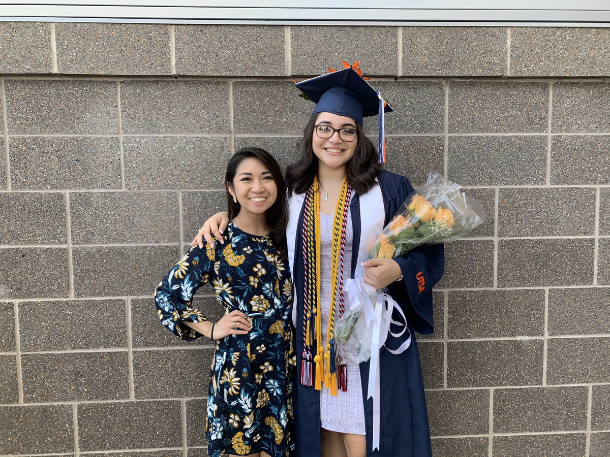 ggmoondigo's tweet image. I love y’all so much ❤️🤙 #UTSAGrad19