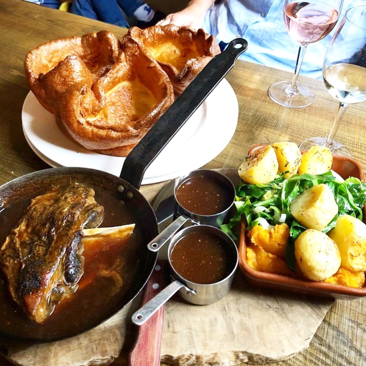 ship_styal's tweet photo. Who doesn’t love a good Sunday banquet? 🍽🔥🍷 #ThatsWhatSundaysAreFor #StyalLife #CountryPub #CheshiresBest https://t.co/9rgfVG98S0