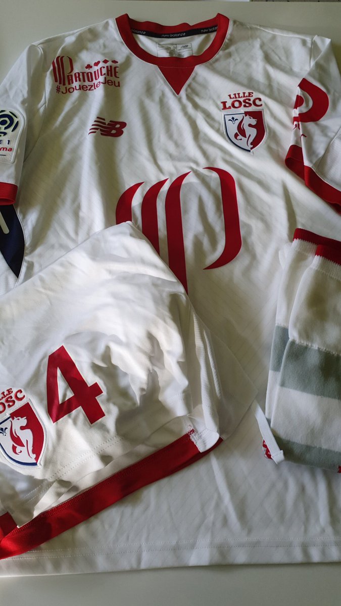 VafcRedDevils's tweet photo. Le douzième lot mis en jeu lors de l’opération des Restos est un ensemble du LOSC de Adama Soumaoro ! #RestosDuCoeur #VAFC #VAFCREDDEVILS #J-5 #DesMaillotsPourLesRestos #Football #Valenciennes #StadeDuHainaut #Ligue2 #Lille #LOSC #Ligue1 #Soumaoro @VAFC @majormadj @Julien_Masson_ https://t.co/Irrfz7ijDA