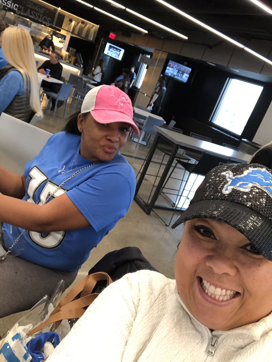 MsHollandSmith's tweet photo. #OnePride
#WomenOfThePride
#DetroitLions
#FordField https://t.co/noFC23uBJz
