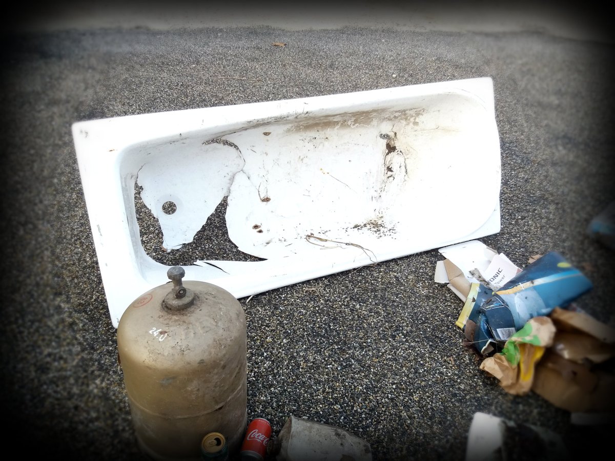 OtaryAsso's tweet photo. association Otary : ramassage du 15 décembre à L'Isle sur la Sorgue 71 bouteilles en verre, 99 canettes, 87 bouteilles en plastique, 11sacs de 50litres #savetheplanet #savetheocean #1dechetparjour #killtheplastic #surfrider https://t.co/6l0h9A6sOm