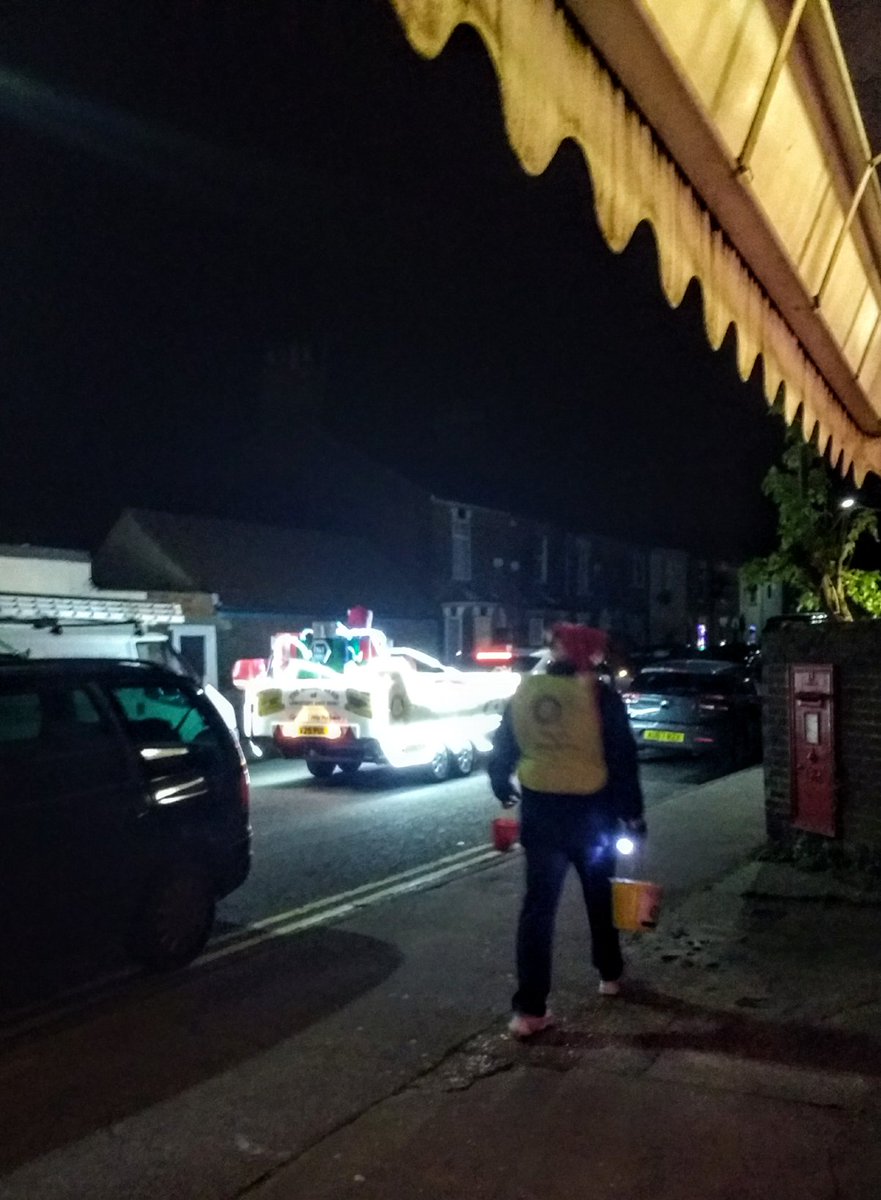 thecardstop1's tweet photo. Father Christmas going past our card shop! St Margaret's Rd area, lowestoft - look out of your doors! #lowestoftsantasleigh #rotarysantaselfie https://t.co/HWjDUgcweu