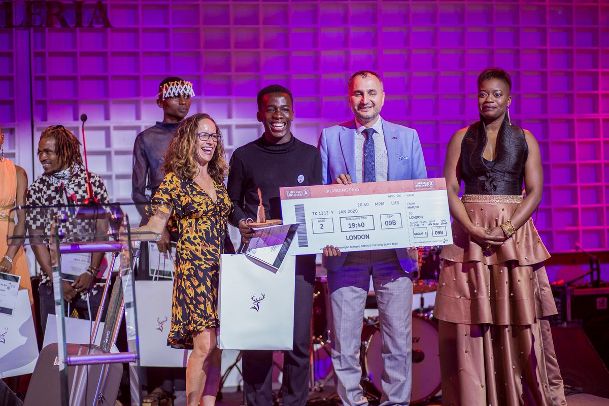 UKinMozambique's tweet photo. E os vencedores são...
And the winners are...
1o @pribay_inovacoees
2o @chongane_dv
3o @iriamarina
 
🇬🇧 High commissioner @nnenne_hcd and partners greeted the talented designers
#ukinmozambique 
#sustainablefashion #sustainablefashioncompetition 
#youngtalent
@agesignus https://t.co/E2ofWueLog