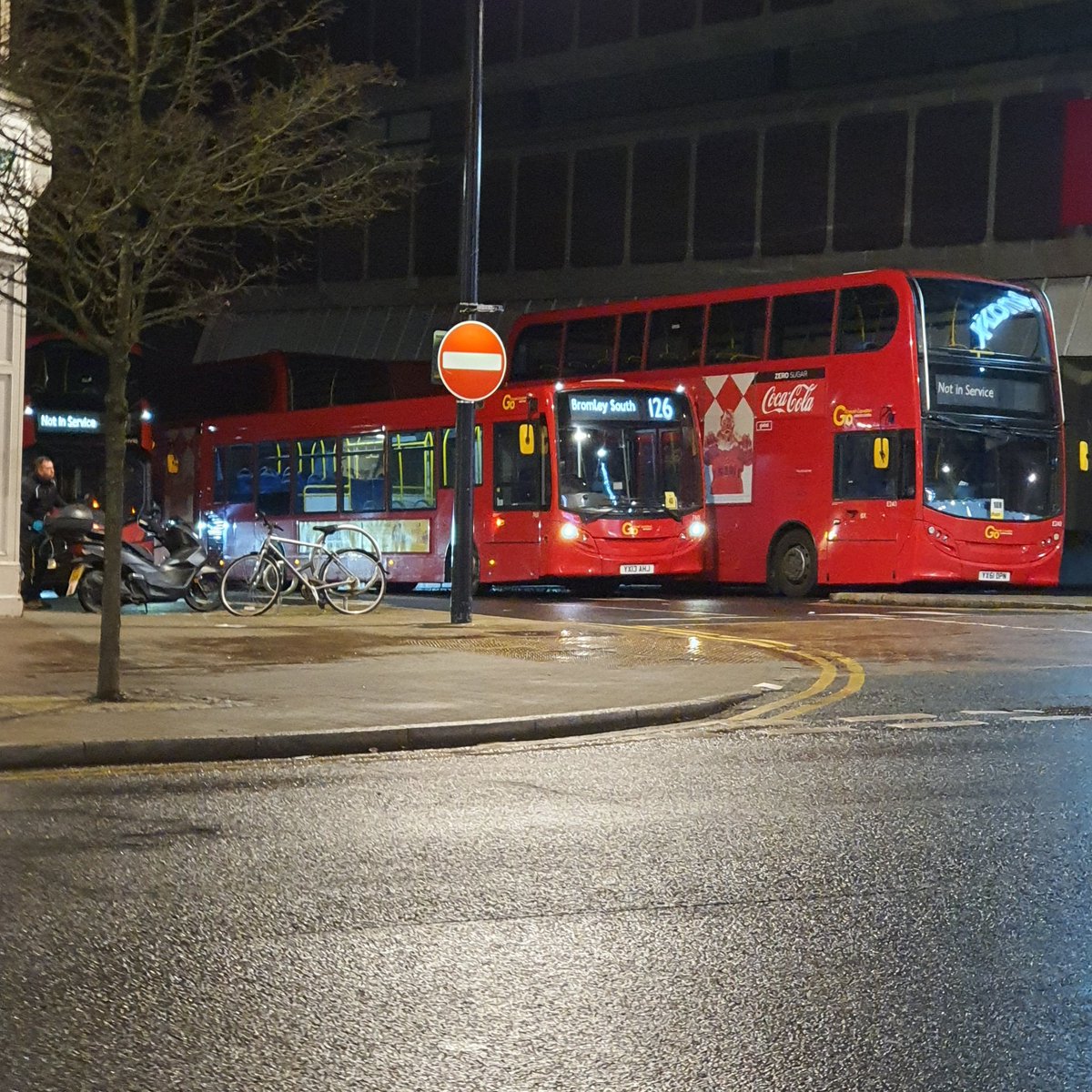 grumpyos's tweet photo. Well done #go_ahead_london for completely blocking a road in #bromleyhighstreet What fools!! https://t.co/z8Z47rWBMY