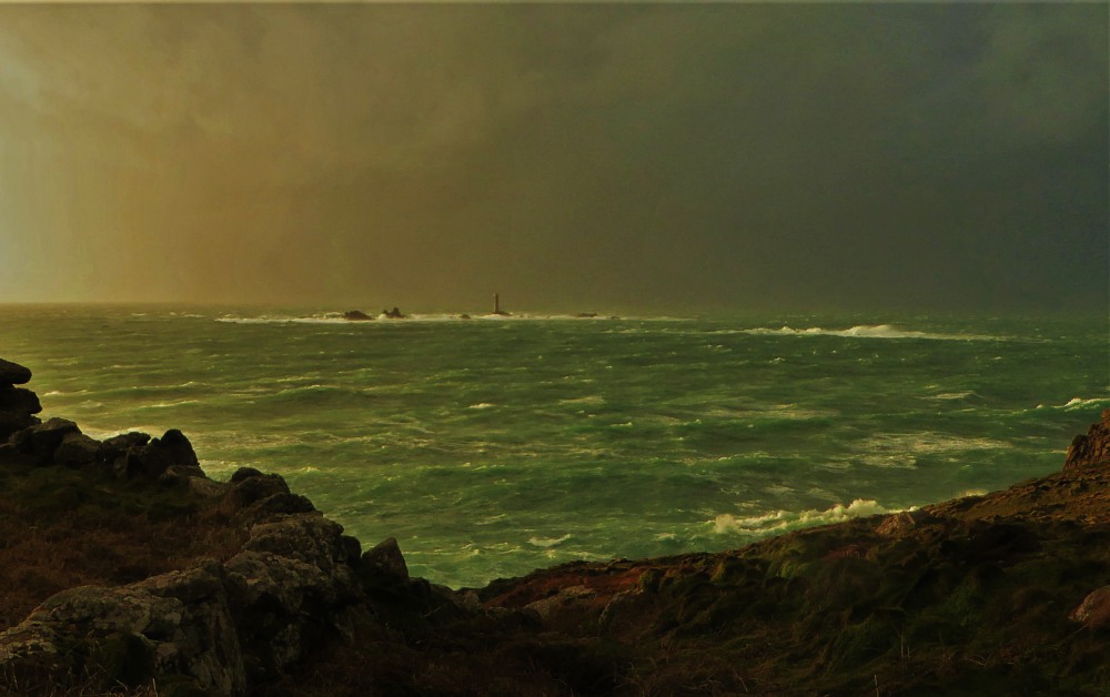 Amazing light at <a href="/VisitLandsEnd/">Land's End Landmark</a> this afternoon but ferocious wind! @PlanetPenwith <a href="/cornishchoughs/">Cornish Choughs 〓〓</a> <a href="/penleelifeboat/">RNLI Penlee Lifeboat</a> <a href="/CapeCornwallCW/">Cape Cornwall Watch</a>