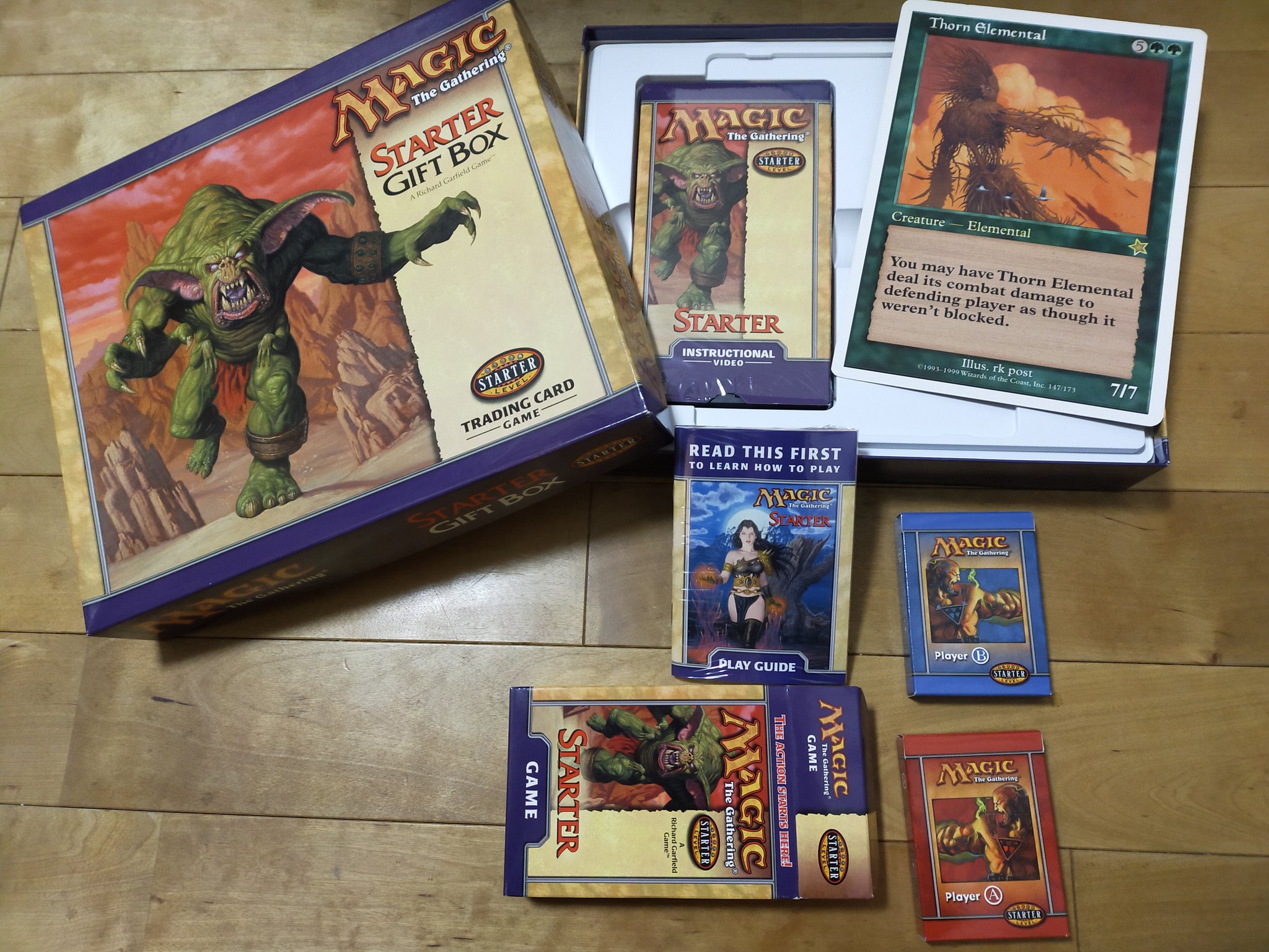 ট ইট র Mtgコレクターjp ブリス スターター1999 ギフトボックス 99年発売のスターター1999ギフトボックスです 中身は 40枚構築済みデッキ 青と赤の箱 プレイガイド Vhsビデオ 大判カード1枚です 大判カードは 茨の精霊 収録レアカードは