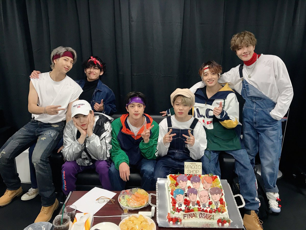 ARMYBRFC's tweet photo. 우리는 항상 당신과 함께하고 싶어요, 아름다운 쇼를 축하합니다. 그리고 항상 당신과 같이 최고의 것을 제공합니다.
❤️😍😘🇰🇷😊 @BigHitEnt @bts_bighit #BTSWins10s #followtrick #ARMY #RM #JIN #SUGA #JHOPE #JIMIN #V #JUNGKOOK 💜🇧🇷 https://t.co/0ldu9JMiUO