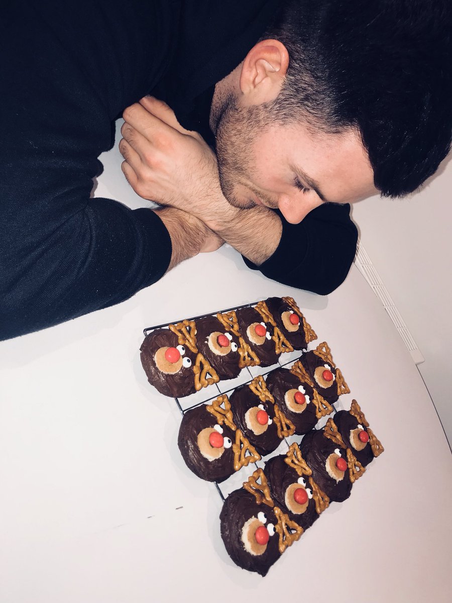 MrBott_KBA's tweet photo. Representing @KBAPhoenix, 12 Christmas cookies ready for the morning💚 BUT @17mattwalton I have just seen your entry...🤷🏻‍♂️👏 #nodaysoff https://t.co/X1xEJ26haw