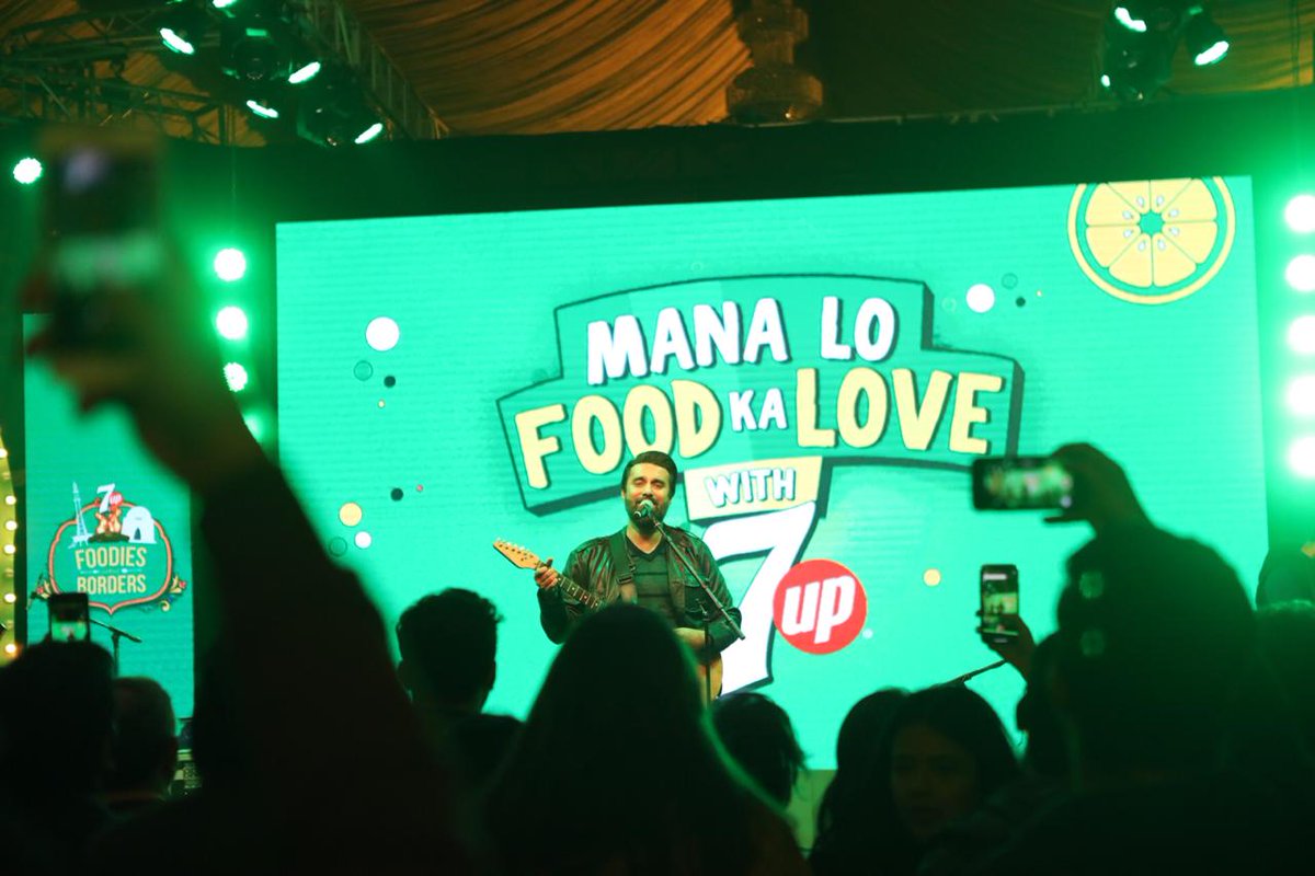 pakium's tweet image. Ali Noor of @nooriworld enthralling audience at #7UPBonfires event happening in Lahore right now.