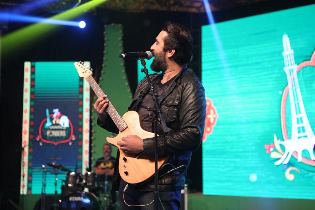 pakium's tweet image. Ali Noor of @nooriworld enthralling audience at #7UPBonfires event happening in Lahore right now.